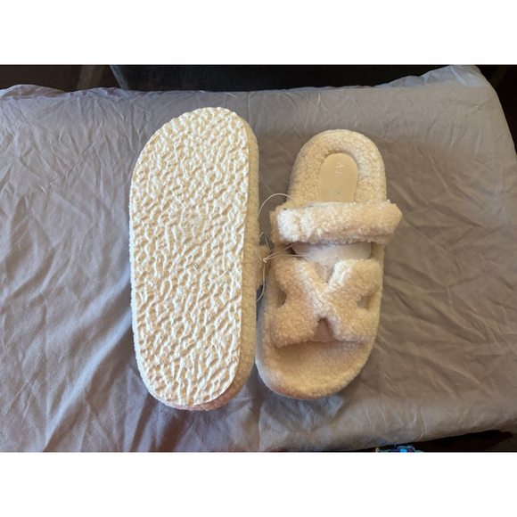 Women's Akira White Fuzzy Cross Strap Slippers Size 8 - Picture 3 of 4